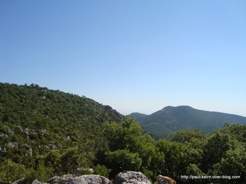 Montée puis descente à mi-hauteur, pour une exploration à pied de la zone karstique (ruiniforme), fruit d'une longue érosion calcaire. Enfin descente sur La Roquebrussanne