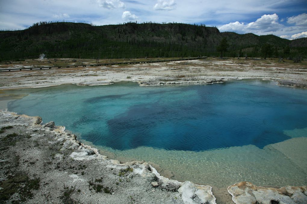 Le parc national du Yellowstone abrite la majorité des geysers actifs de la planète. Trois conditions sont nécessaires à leur bon fonctionnement : chaleur, fournie par le point chaud sous-jacent; eau, provenant des précipitations; et un système