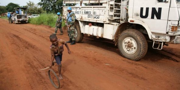 L’ONU enquête sur l’exploitation sexuelle de femmes et d’enfants par des Casques bleus