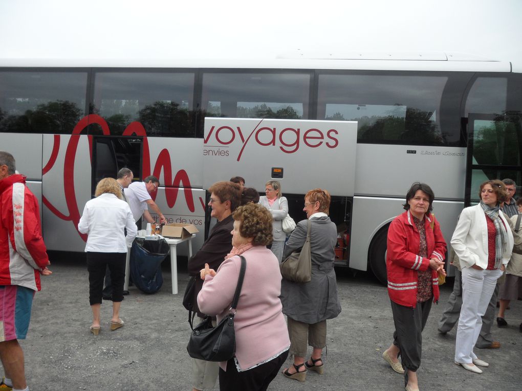 Samedi 02 juin,l'association organisait une sortie à Bruges.Départ à 7h30 pour arriver sur le parking des bus à 9h00. Café, chocolat,petits pains au chocolat et croissants furent offerts avant de rejoindre les calèches pour une promenade en vil