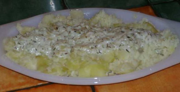 Pommes de terre à la compotée d'oignons en crème fraîche