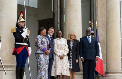 ELYSÉE : BRIGITTE MACRON INVITE LA FILLE DE NYAKERU AU PERRON POUR LA PHOTO !