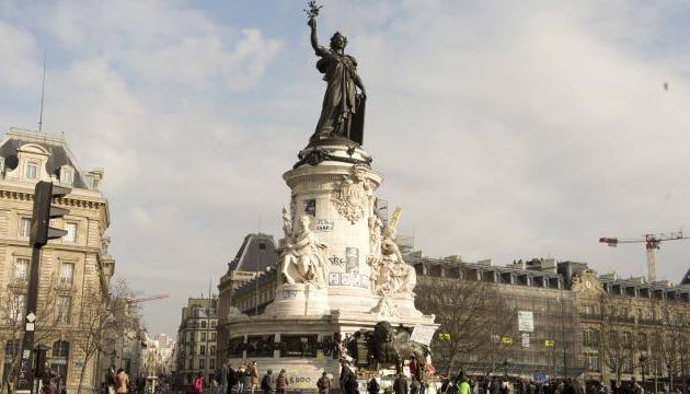 France, Paris. Un homme tente de s'immoler par le feu place de la République.