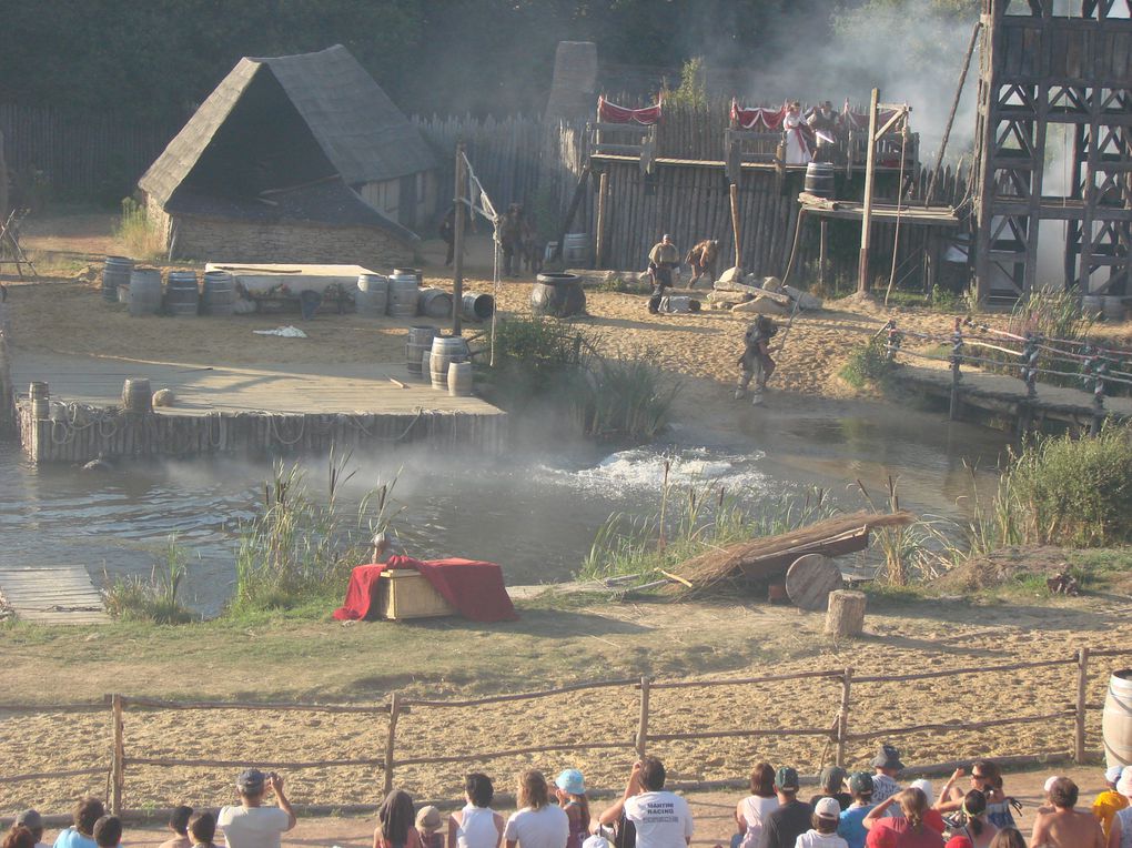 photos du puy du fou, le bal des oiseaux fantômes, mousquetaire du richelieu, vikings et le fort de lan mil, la cité médievale, la vallée fleurie...