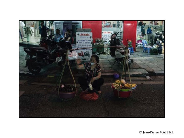 La nuit, dans la "rue des Occidentaux" de Hanoï, des mini concerts en plein air sont souvent organisés.