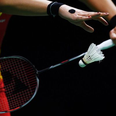 Pourquoi les joueurs de badminton servent-ils en revers ?