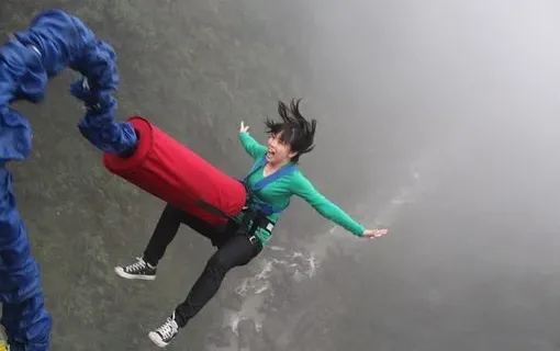 Comme un saut à l'élastique.