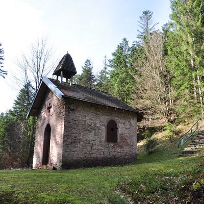 Le Col de la Charaille - La Chapelle et l'ancienne ferme de Thon 