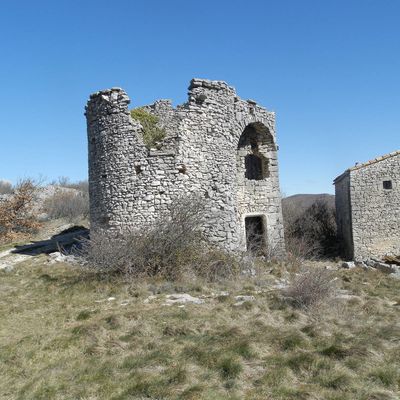 MOULINS , Cabanes et Bories des crêtes de MONTSALIER