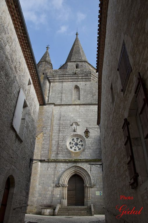  4 photos : La porte du côté du couchant dans l'ancien rempart du village et l'église.