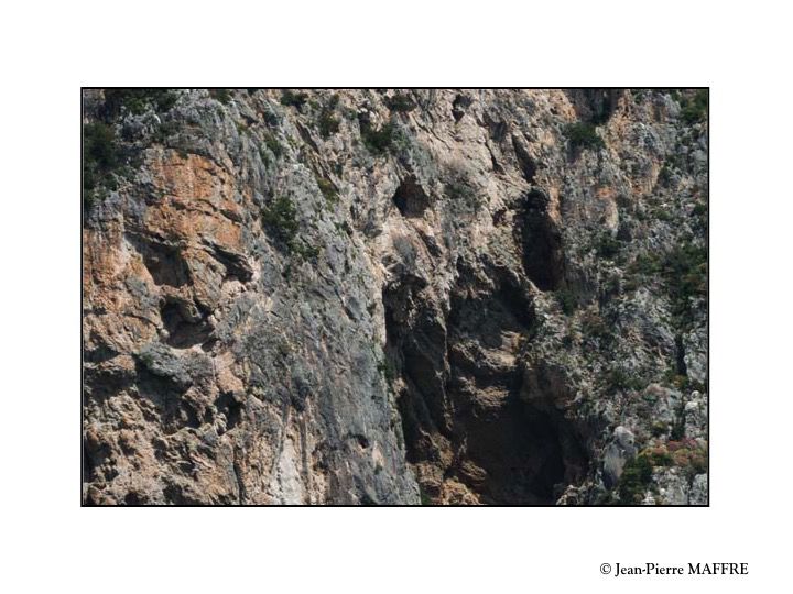 Quelle a été la réaction de nos ancêtres de l’antiquité face à cette profusion de formes humaines dans des rochers qui n’ont probablement pas changés depuis.