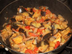 Vincent lève les filets du rouget et les légumes mijotent...