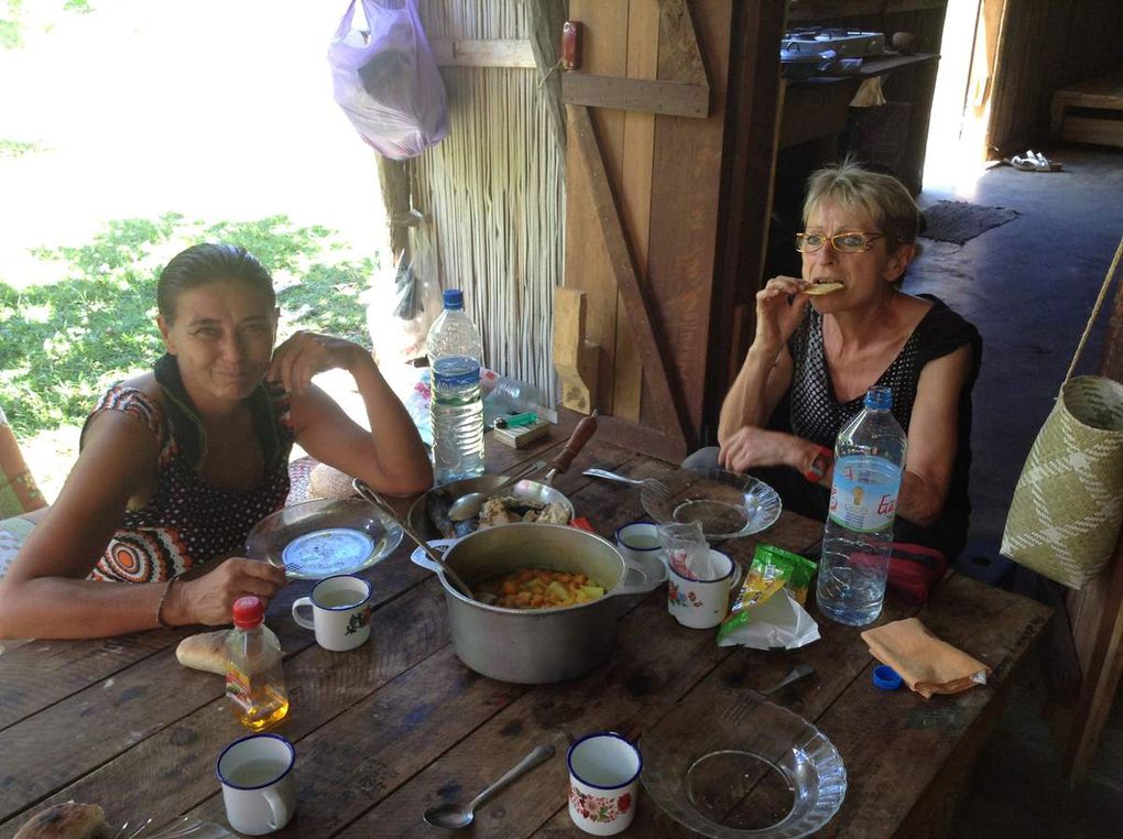 Notre case....la pompe ....la douche.... avec Marylène et  Flora, puis Sophie et Françoise