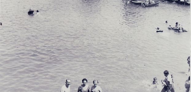Aout 1960, baignade à la plage de la pointe Pescade