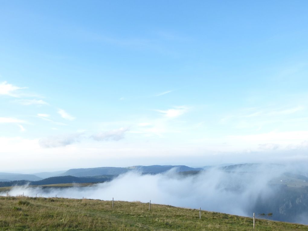 Diaporama : ambiance brumeuse inattendue, un soir d'été, depuis le sommet du Hohneck !