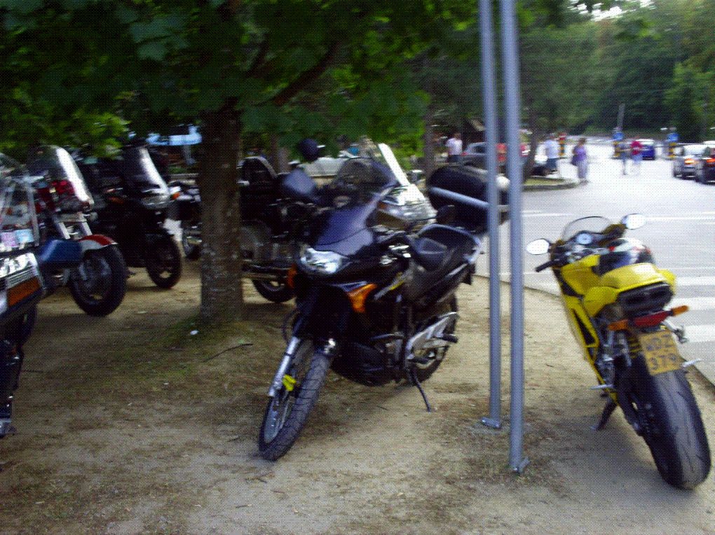 DIAPORAMA 5 PHOTOS - REVENANT AU PARKING NOS MOTOS SONT ENTOURÉES