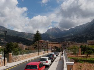 La nouvelle rue percée depuis l'impasse. El carrer de Pere Serra. Vue dégagée sur les montagnes.