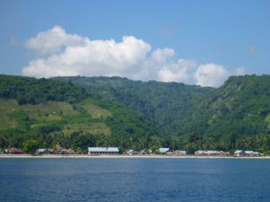 Pantar, vue du détroit qui la sépare de l’île d’Alor