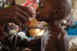 famine, travail forcé, guerre, déréglement du climat du aux activités humaines, chaque année, plus de 10 millions d'enfants décèdent avant leur cinquième anniversaire dans la plus totale indifférence. 
http://www.unicef.org/french/photoessa