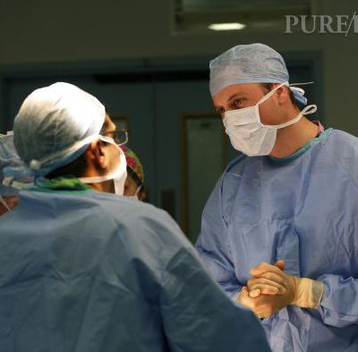 LE COMBAT POUR LA VIE  D UN  ASSISTANT EN CHIRURGIE ;