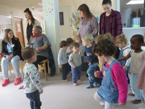 Les enfants de la crèche à la résidence en mai et juin