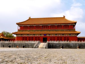 La muraille de Chine et la Cité Interdite, les deux monuments chinois les plus connus. L'Everest, situé au Tibet, sert d'emblème à nombre d'alpinistes du monde entier.