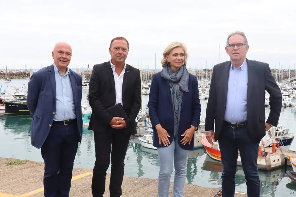 Sur le port d’Armor, Valérie Pécresse, entourée du député Marc Le Fur, du maire de Saint-Quay-Portrieux Thierry Simelière et du sénateur Alain Cadec. 