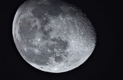Les 3 visages de la lune : 2. Lune timide
