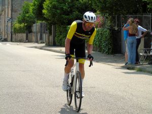 Le vainqueur de la catégorie 4 - Philippe Martinez ancien cycliste professionnel chez Peugeot de 1981 à 1983, échappé durant une grande partie de la course, il finit avec 2' 50" d'avance sur le peloton.