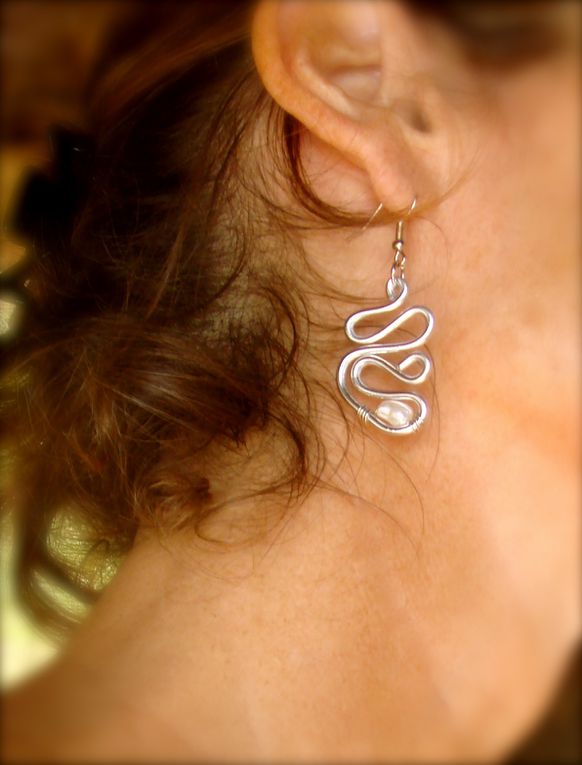 Boucles d'oreilles en aluminium et perle de Tahiti.