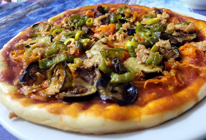 Vue sur la pizza au thon et légumes à l'orientale comme au Maroc.
