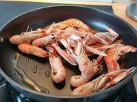2 - Verser un bon filet d'huile d'olive dans un sauteuse. Faire revenir 1 mn les fruits de mer (langoustines et gambas). Rajouter l'ail (2 gousses), remuer, puis verser le jus de cuisson des coques, mélanger, ajouter les coques et tellines (en garder quelques unes pour la décoration). Rajouter les tomates cerises, les câpres, mélanger et incorporer les linguine en remuant, laisser réchauffer sur le feu 2 à 3 mn. Décorer du reste de coquillages et parsemer de persil haché. Présenter directement dans la sauteuse en rajoutant sur le dessus des pâtes les 4 cuil.à soupe de crème fraîhe, ou en parts individuelles dans des assiettes préalablement chauffées avec 1 cuil.à soupe de crème fraîche par plat. Déguster de suite accompagné éventuellement d'un vin italien.