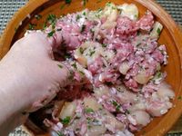 2 - Mettre le four à préchauffer th 5,5 (160°). Ciseler le persil plat et la ciboulette. Bien égoutter les lardons blanchis. Incorporer le tout au mélange de viandes, y verser un bouchon de cognac (facultatif). Bien mélanger à la main tous les ingrédients. Assaisonner avec du sel et du poivre.