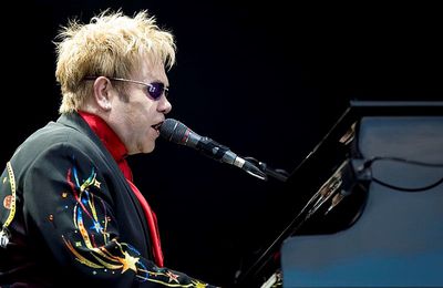 Elton John prépare deux comédies musicales !