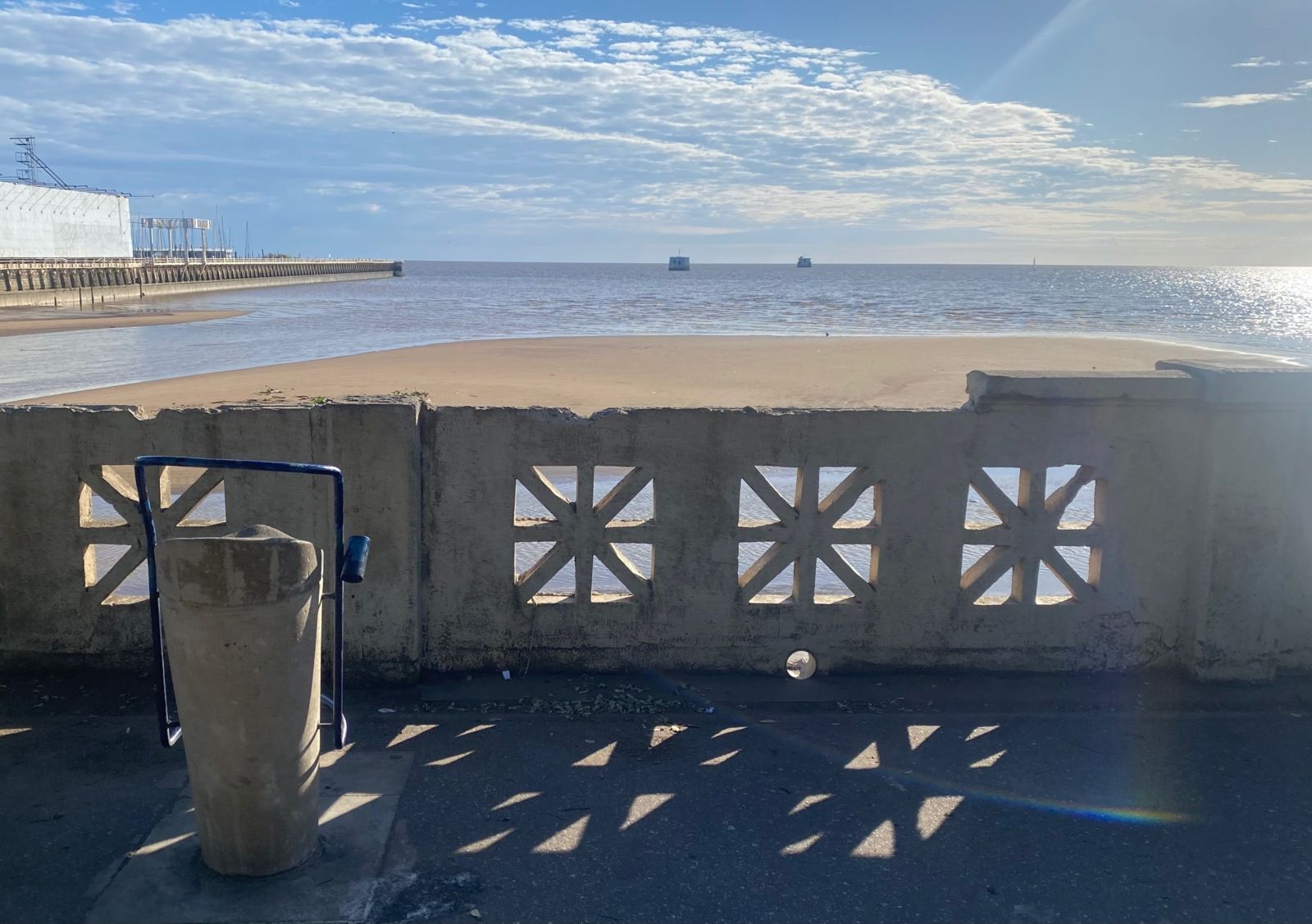 2. Au bord du Rio Plata, avec ce drôle de siège; c'est en fait un siège pour pêcheur car il peut y poser ses cannes dans les trous prévus à cet effet 3. Sur ce même front de mer, je vois un attroupement de gars; sur la photo on ne distingue pas le son, mais imaginez une musique type colombienne cumbia hyper forte qui sort des deux petites voitures à gauche, zoomez et vous comprendrez