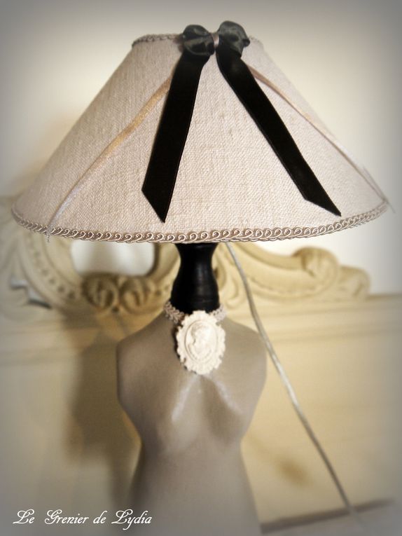 Grande lampe "Mannequin" gris perle sur socle noir. Abat-jour "chapeau" en chanvre ancien et ruban de satin. Hauteur