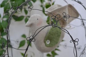 Une cage, un oiseau et des petites fleurs....