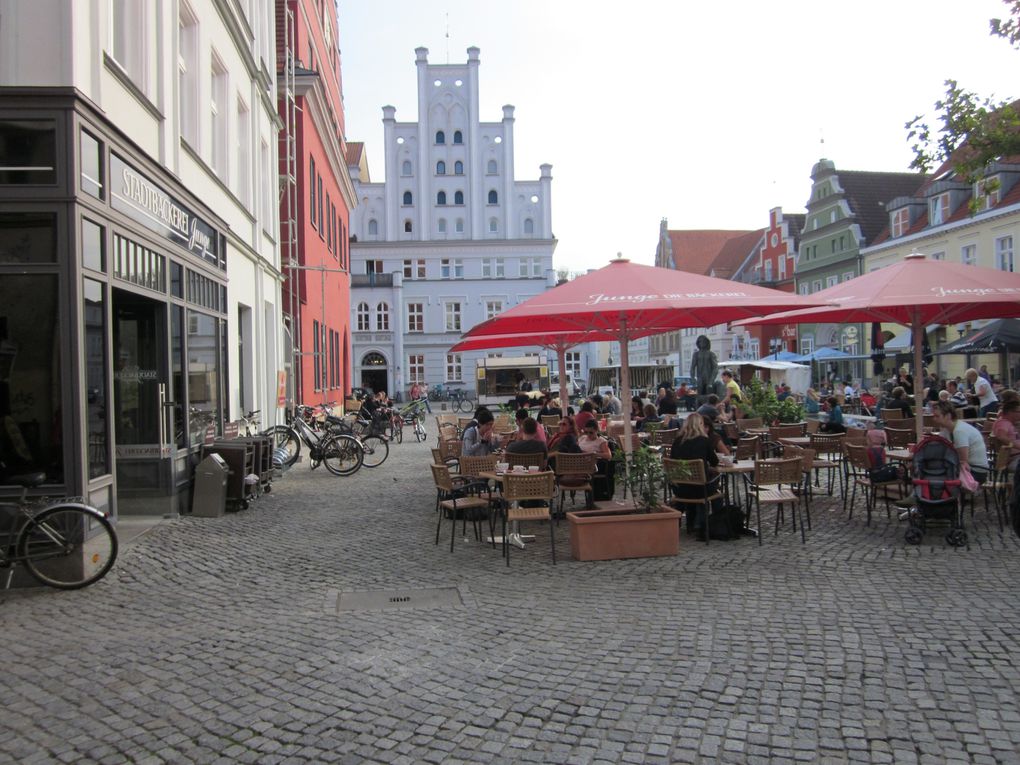 Me suis rendue compte que je n'avais même pas mis de photos de Greifswald, les voilà: églises, places, maisons typiques, bâtiments universitaires...ce que je vois chaque jour c'est ça (avec ou sans soleil, ça dépend!)