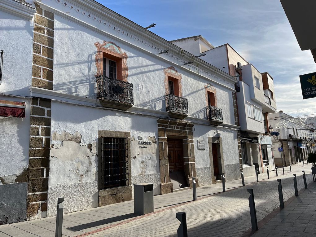 Notre rue et la montagne au loin, la place de la mairie et l’église sur le clocher de laquelle sont nichées les cigognes et quelques belles anciennes façades.