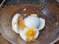 2 - Ecaler les oeufs, les couper, et les écraser à la fourchette, ajouter à la préparation au pain de mie. Incorporer les câpres, l'huile d'olive, mélanger et assaisonner avec du poivre.  Déposer les anchois sur du papier absorbant pour retirer l'excédent d'huile, et les couper en petits morceaux.