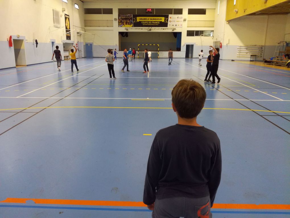 salle d'ac': bande dessinée, jeux, dessin et panneaux de signalisation; cours: jeux sous le preau; bibliotheque; jeux sur tapis; danse; foot en salle polyvalente