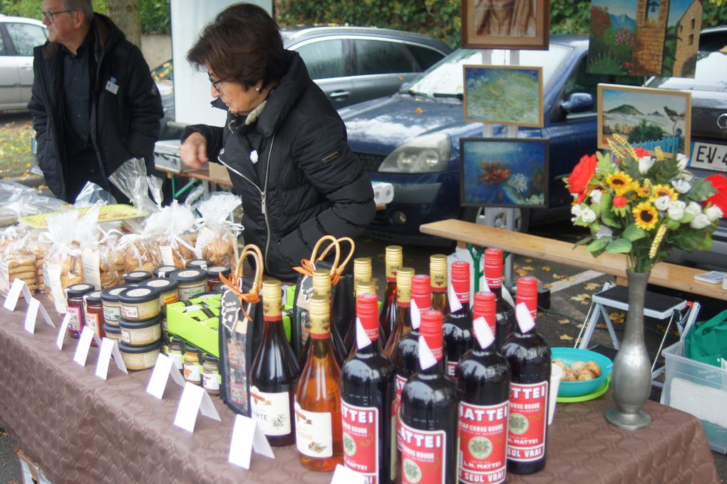 L'Amicale des Corses et amis de la Corse en Touraine en plein travail sur le marché de Saint Avertin le 14 novembre 2018. Beaucoup de monde pour déguster et acheter les produits représentatifs de la gastronomie Corse