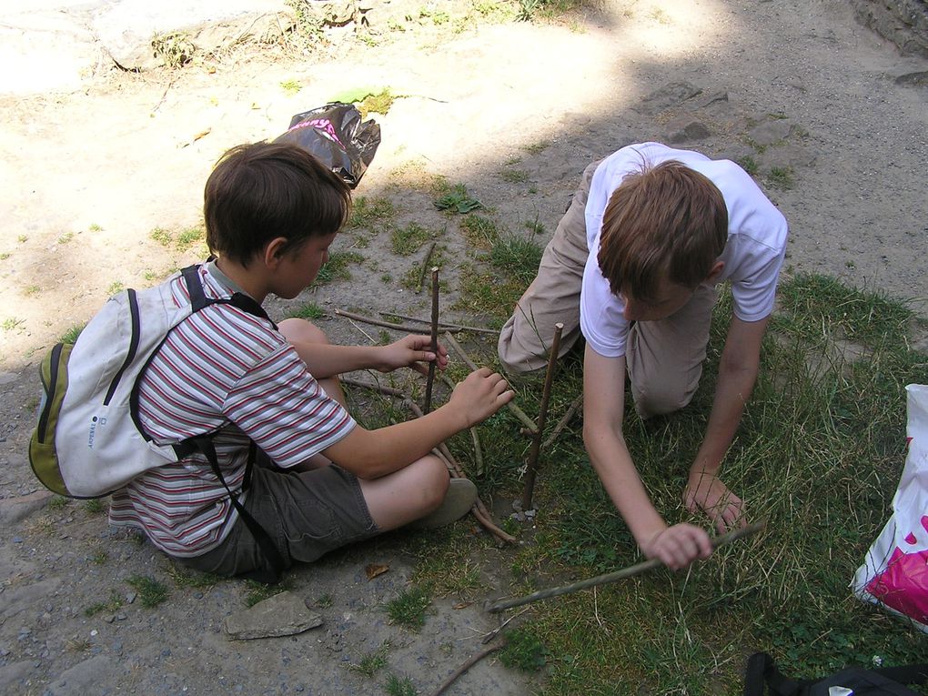 Récolter des éléments de la nature et réaliser une sculpture en plein air