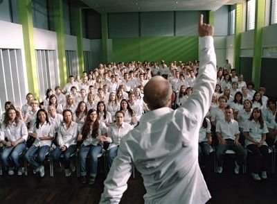 Critique de "La vague" de Todd Strasser par Stévie Dulieux et Adèle Garbe