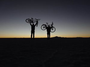 Une sensation unique un reve depuis longtemps un sentiment a la fois de liberte mais on reste vulnerable, avec le vent et le froid. Dans la nuit il a fait -7º dans la tente. On dort tout habiller, le soir on se souhaite bonne chance et bonne nuit. Car il peut faire jusqu'a -25º, a cette temperarture sa aurais ete impossible de dormir. Juste attendre que le soleil se leve pour se rechauffer. 