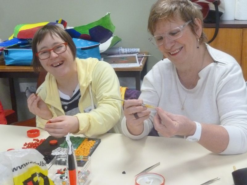 Atelier mosaïque au foyer l'Abri