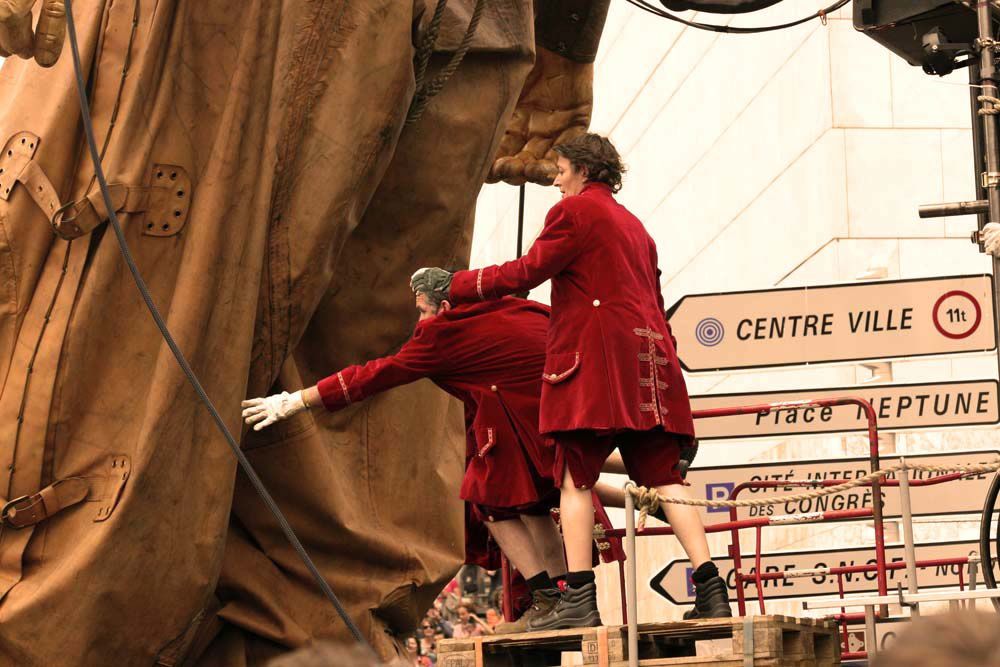 La petite géante du Titanic et le scaphandrier - Nantes 2009 Royal de Luxe - Journee 1