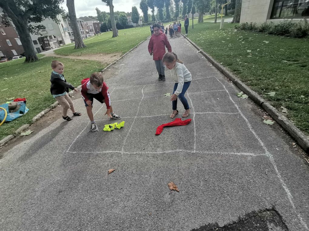 ACCUEIL DE LOISIRS: un dernier mercredi avant les vacances, journée festive à la mjc, jeux par équipe, pique nique et grand jeu.