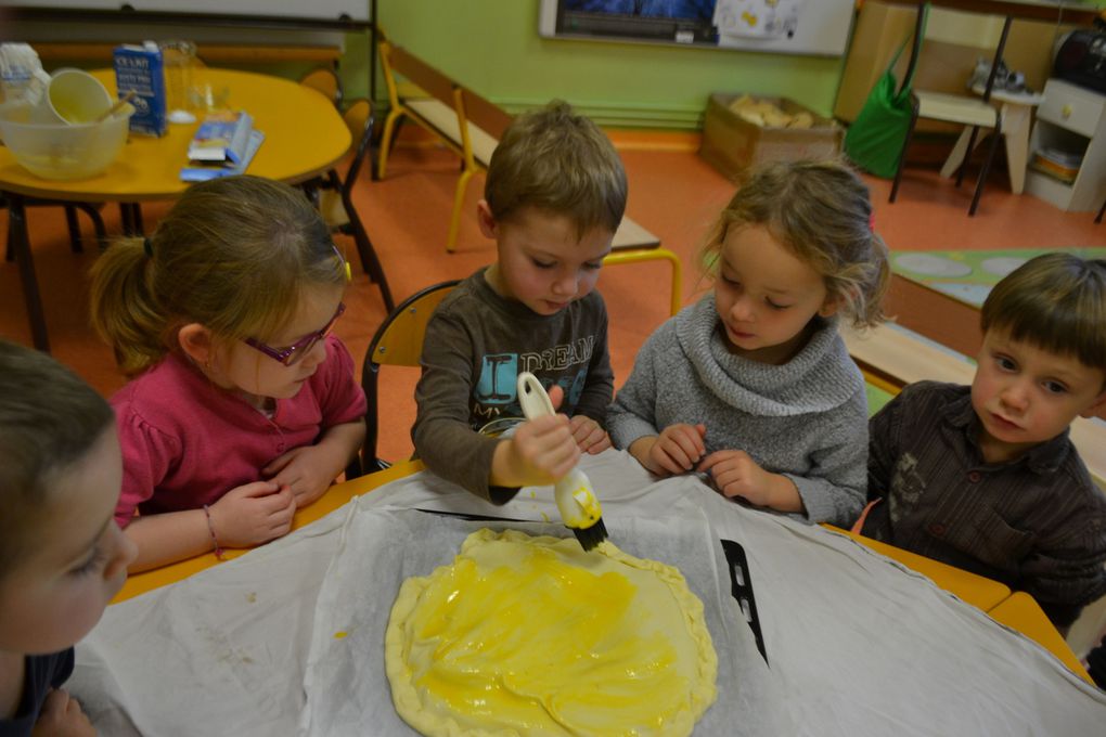 Trop drôle : on a peint les galettes avec du jaune d'oeuf !! et on a fait des traces sans appuyer avec une fourchette !