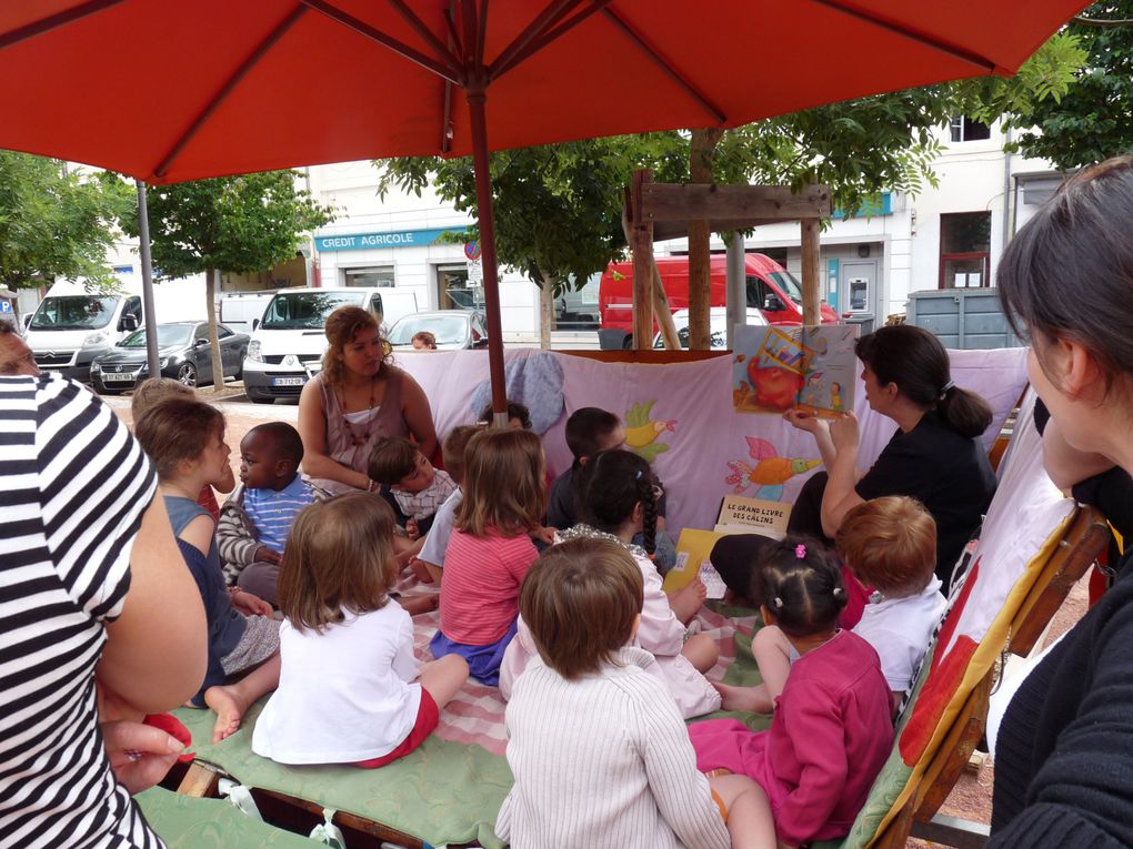 la "Charrette à Histoires" s'est promenée à la rencontre des enfants dans différents arrondissements de Lyon mais aussi à l'extérieur de la ville avec toujours plus d'albums à son bord.